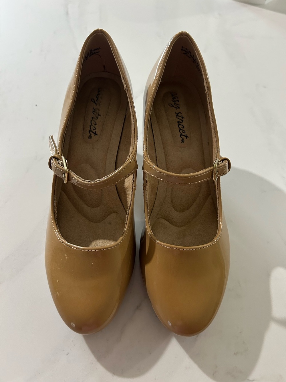 easy street Patent Mary Jane Heels in Tan
